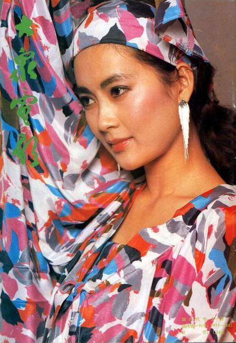 演《便衣警察》爆红，却息影经商巨亏，与齐秦传绯闻，今52岁仍单身