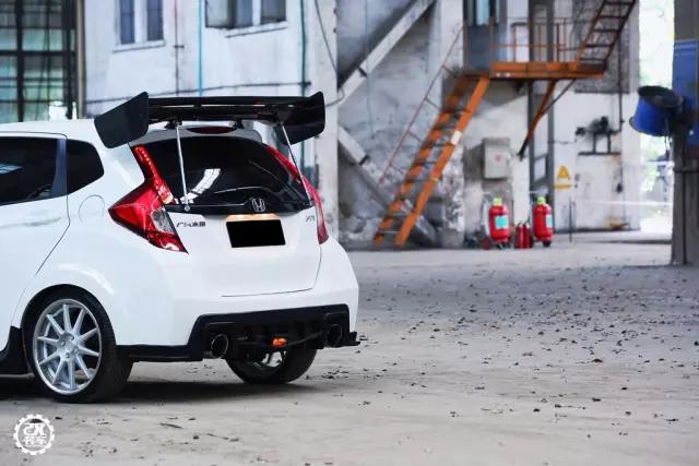 70万的进口思域太遥远，杭州车友将飞度GK5打导致Type-R外观