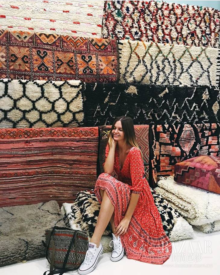 旅行照这么摆pose就很好看,出门旅游拍照姿势ins