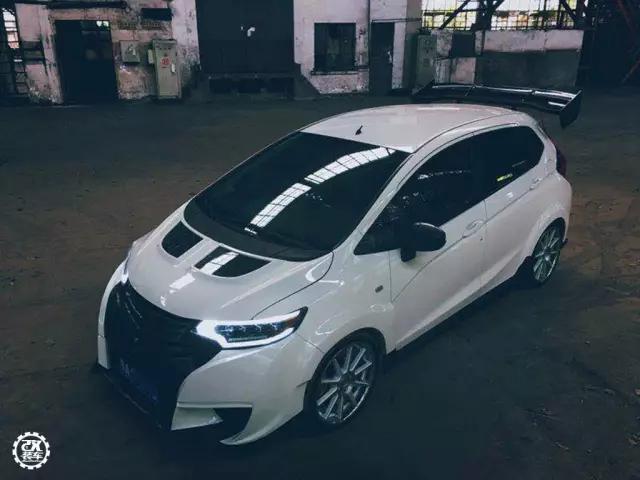 70万的进口思域太遥远，杭州车友将飞度GK5打导致Type-R外观