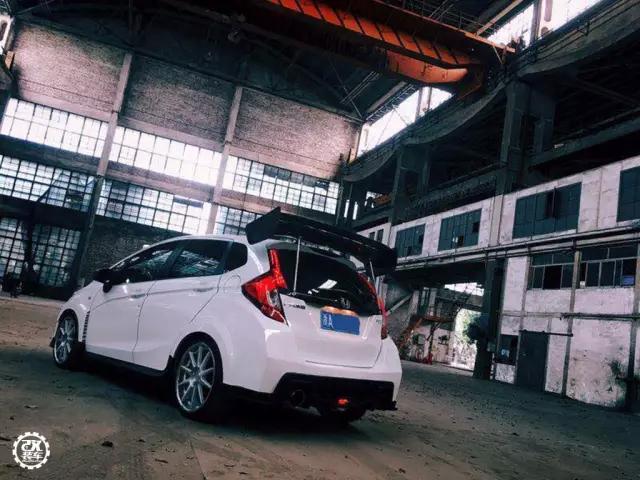 70万的进口思域太遥远，杭州车友将飞度GK5打导致Type-R外观