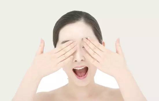 怎么保养眼睛有光,眼部每日正常保养