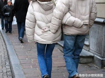 刚才你嫂子来电话说又堵了，你快去看看吧