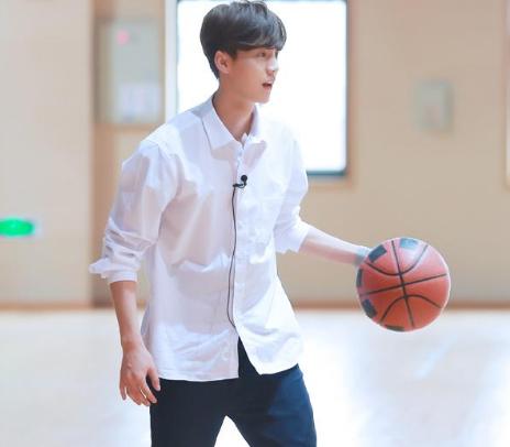 鹿晗当校草有多爽,鹿晗全能鹿校草唱歌跳舞织毛衣