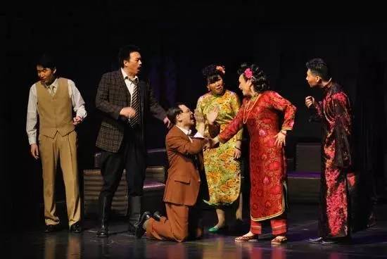 讲英语还是讲方言,说英语说方言