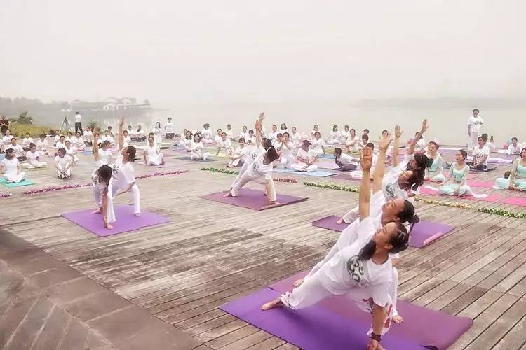 美翻了！数百人齐秀瑜伽，“绘”成宛陵湖畔最美风景！