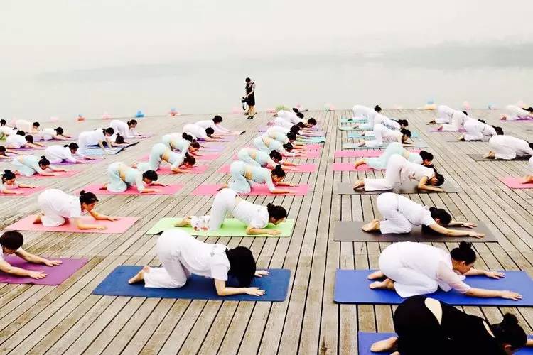 美翻了！数百人齐秀瑜伽，“绘”成宛陵湖畔最美风景！