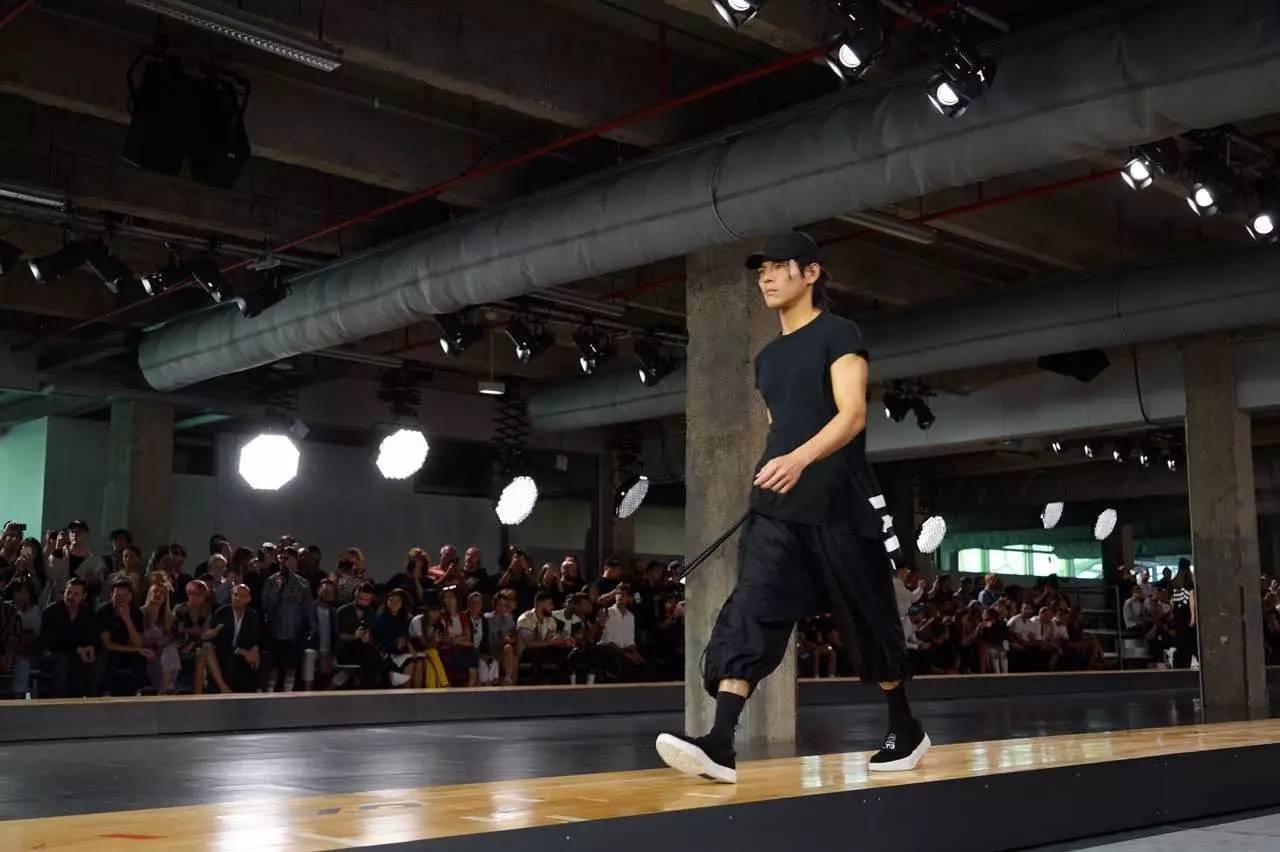 vetements联名耐克,vetements联名版