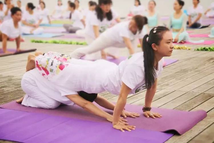 美翻了！数百人齐秀瑜伽，“绘”成宛陵湖畔最美风景！