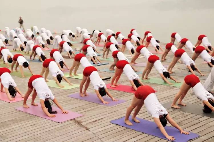 美翻了！数百人齐秀瑜伽，“绘”成宛陵湖畔最美风景！