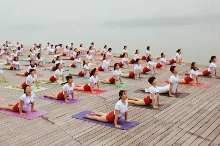 美翻了！数百人齐秀瑜伽，“绘”成宛陵湖畔最美风景！