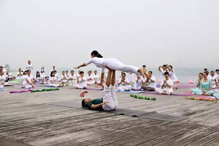 美翻了！数百人齐秀瑜伽，“绘”成宛陵湖畔最美风景！