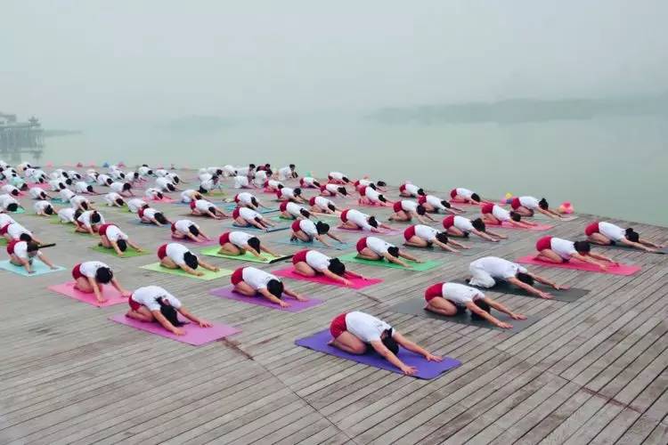 美翻了！数百人齐秀瑜伽，“绘”成宛陵湖畔最美风景！