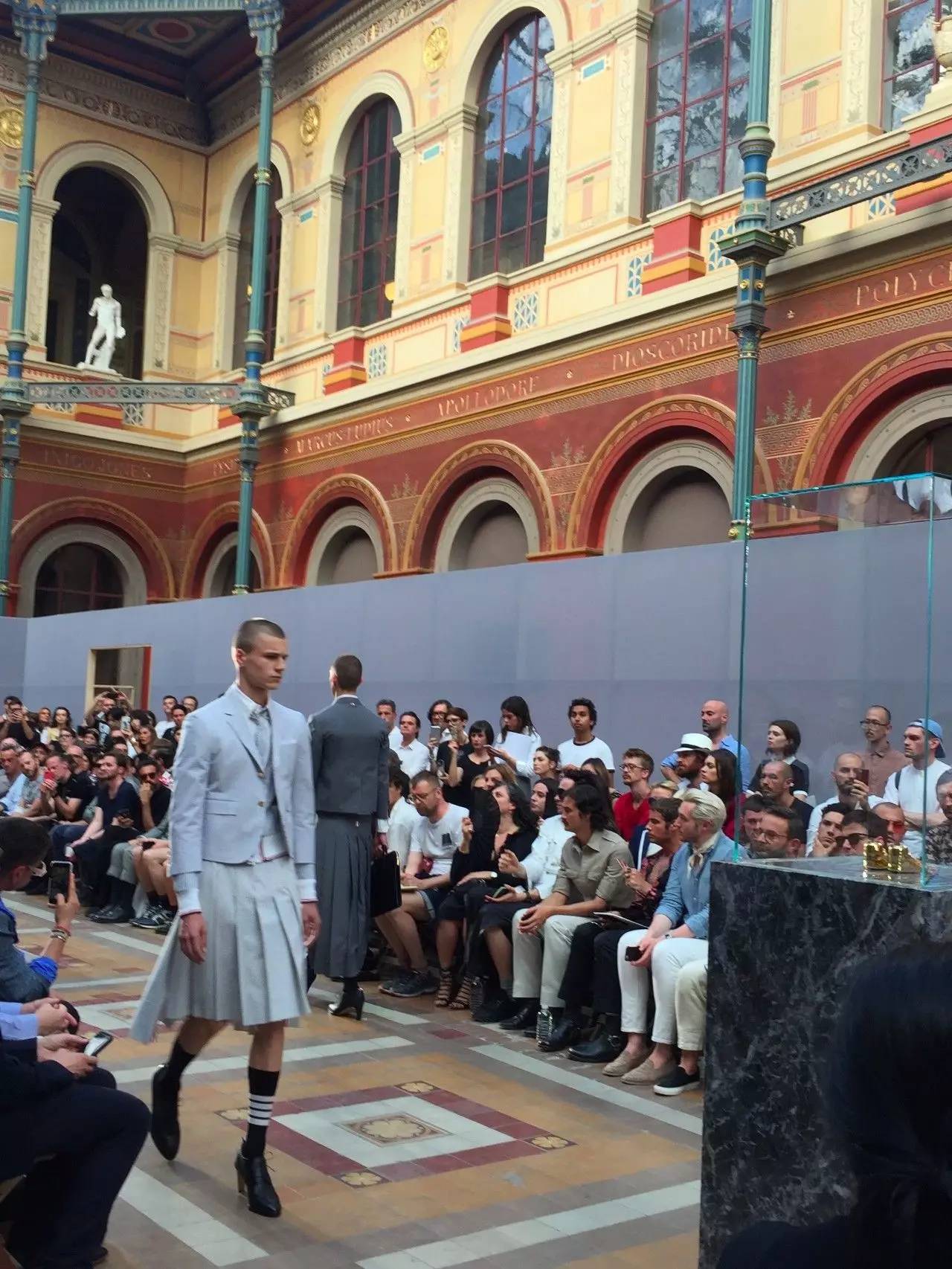 vetements联名耐克,vetements联名版