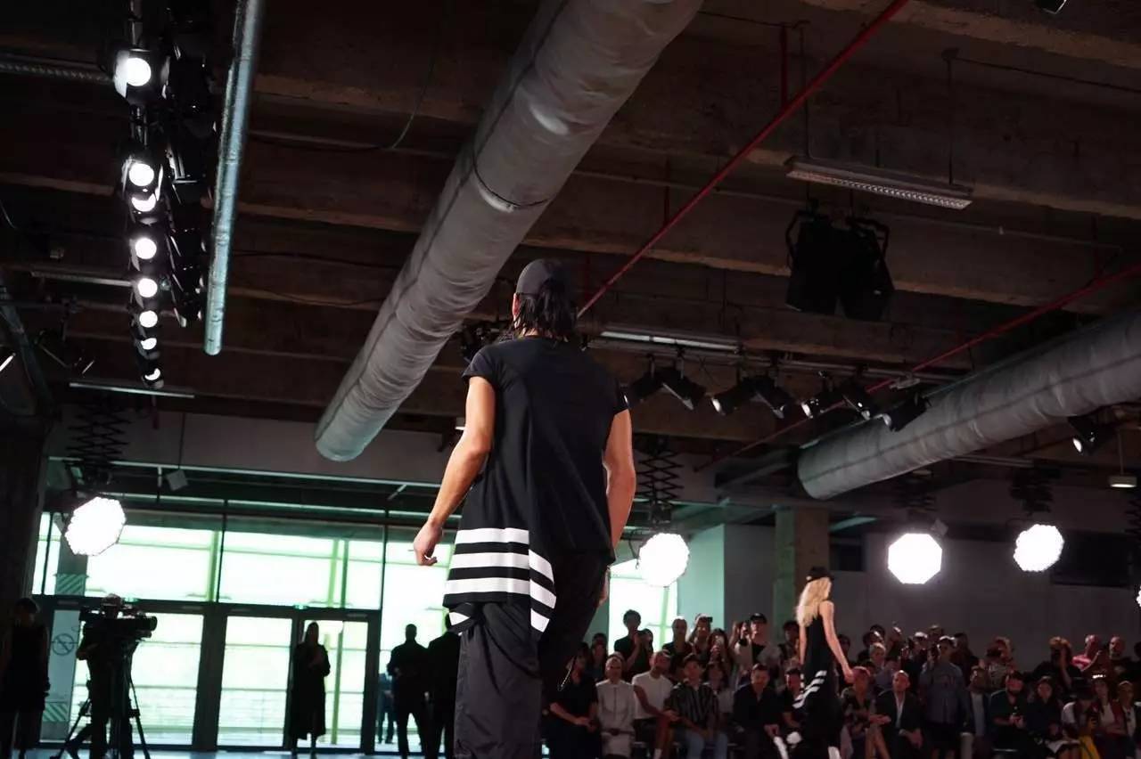 vetements联名耐克,vetements联名版