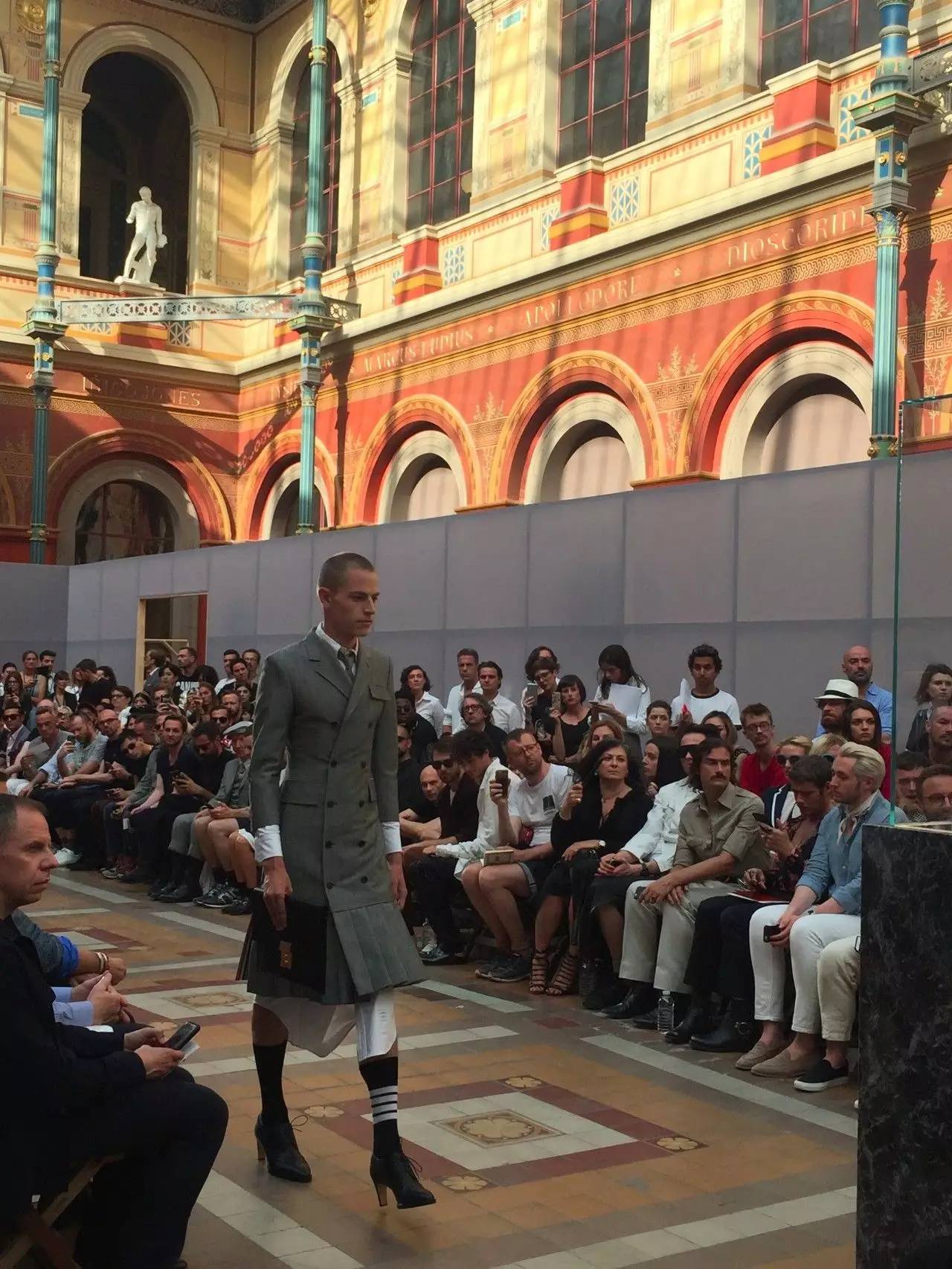 vetements联名耐克,vetements联名版