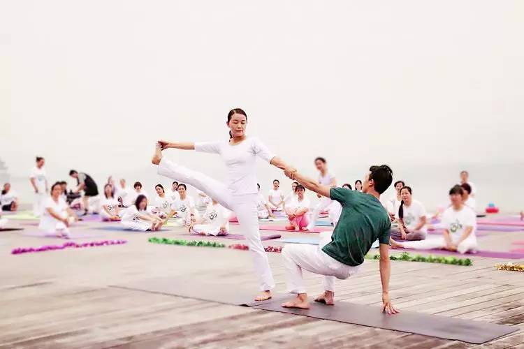 美翻了！数百人齐秀瑜伽，“绘”成宛陵湖畔最美风景！