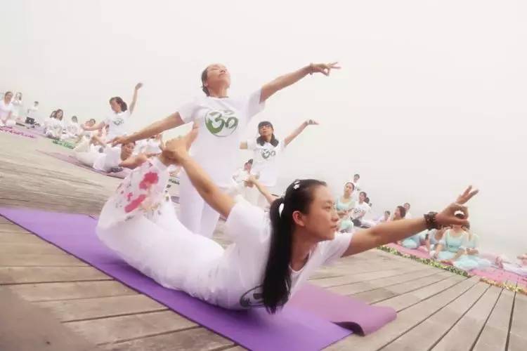 美翻了！数百人齐秀瑜伽，“绘”成宛陵湖畔最美风景！