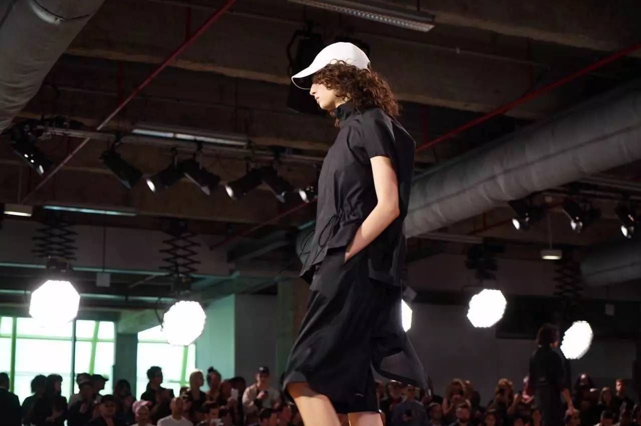 vetements联名耐克,vetements联名版