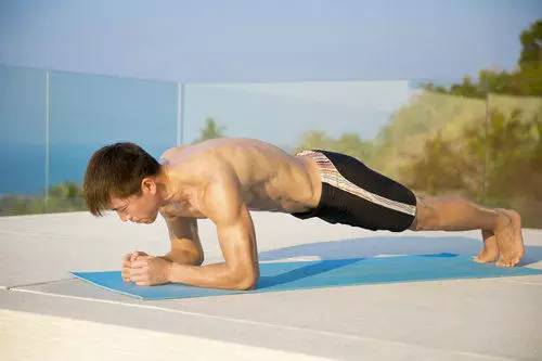 单练平板支撑能练出腹肌吗,平板支撑能练腹肌马甲线么