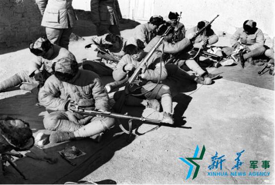 方大曾拍摄图片,方大曾在绥远前线采访时的留影