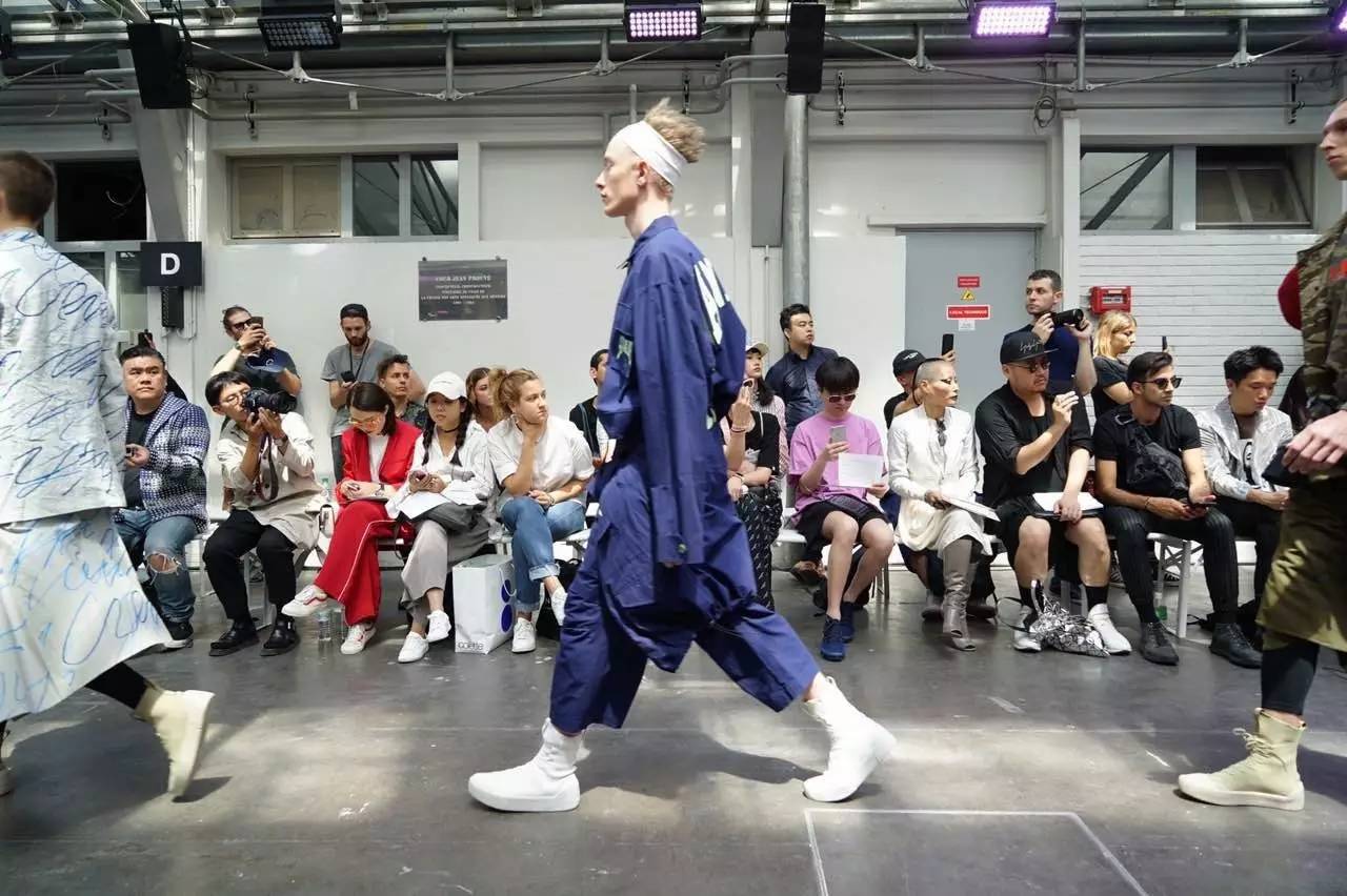 vetements联名耐克,vetements联名版