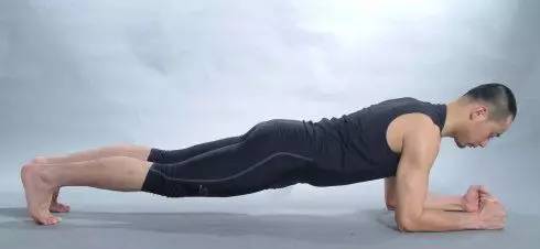 单练平板支撑能练出腹肌吗,平板支撑能练腹肌马甲线么