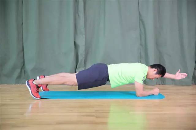 单练平板支撑能练出腹肌吗,平板支撑能练腹肌马甲线么