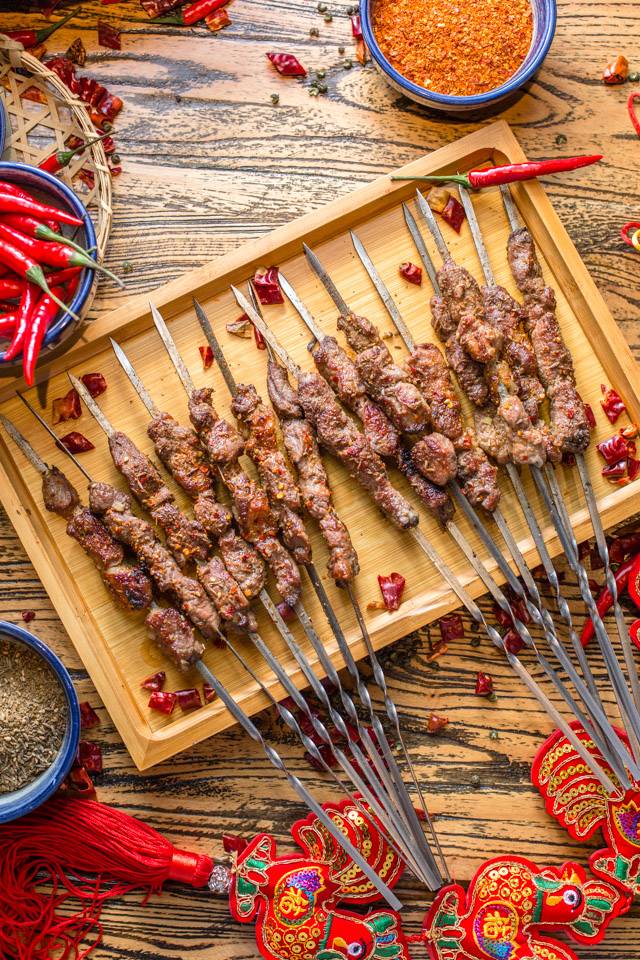 没有“马砂”怎么办？在白堤路这家天津范儿的“吃货大食堂”里，烧烤、火锅、麻小、炒海鲜可以轮番PK到凌晨2点！