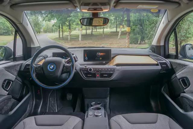 宝马i3新老款对比,宝马i3第一款现在还值得入手吗