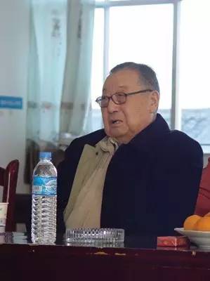 他比李嘉诚还年长，91岁的他在美国销售假发收入破10亿美元，被称假发大王，并带来香港第一只“假发股”，