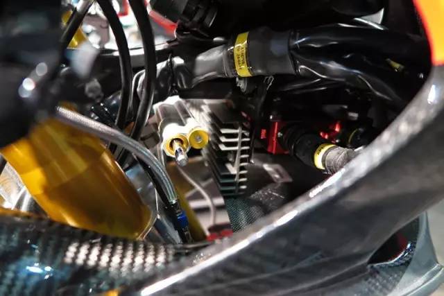 rsv4街车和跑车,新款rsv4赛道测评