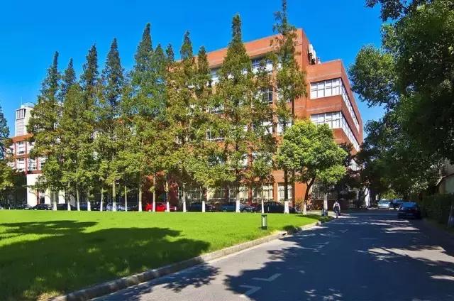 百年校训厚德载物完整视频,百年名校校训