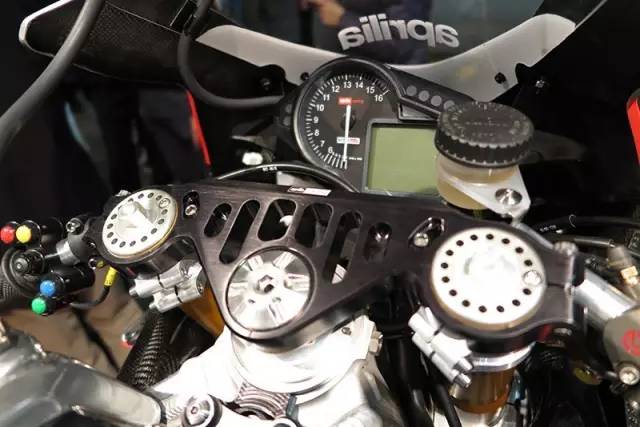 rsv4街车和跑车,新款rsv4赛道测评