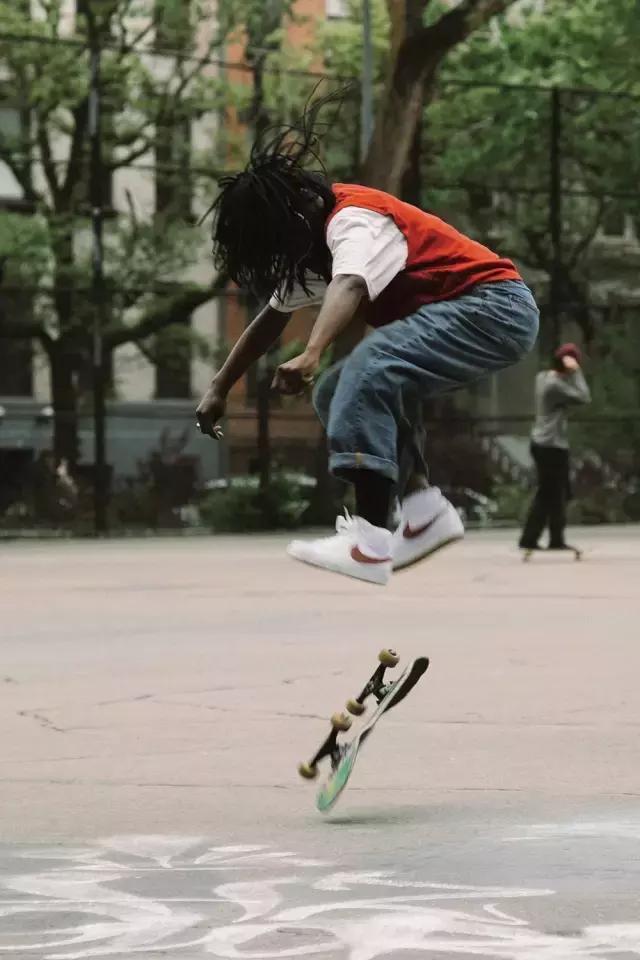 如果你觉得滑板鞋只有VANS和Nike的话，那我现在想教你做人了