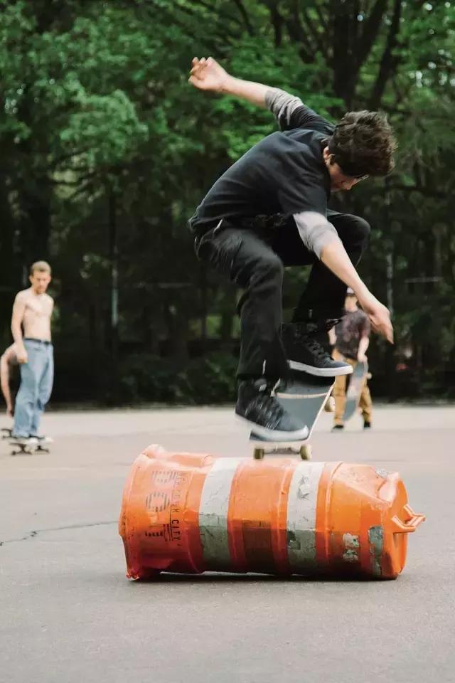 如果你觉得滑板鞋只有VANS和Nike的话，那我现在想教你做人了