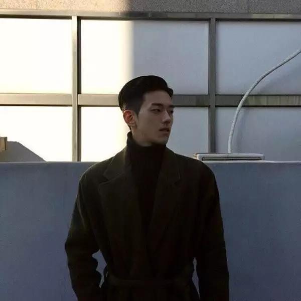 单眼皮小眼睛高鼻梁男生发型,单眼皮小眼皮男生发型