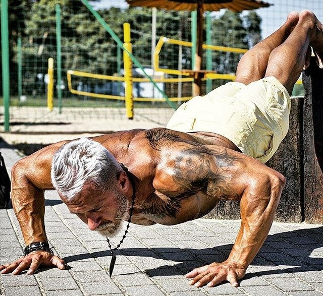 怎样做平板支撑能锻炼腰部力量,腰部练习最有效的方法平板支撑