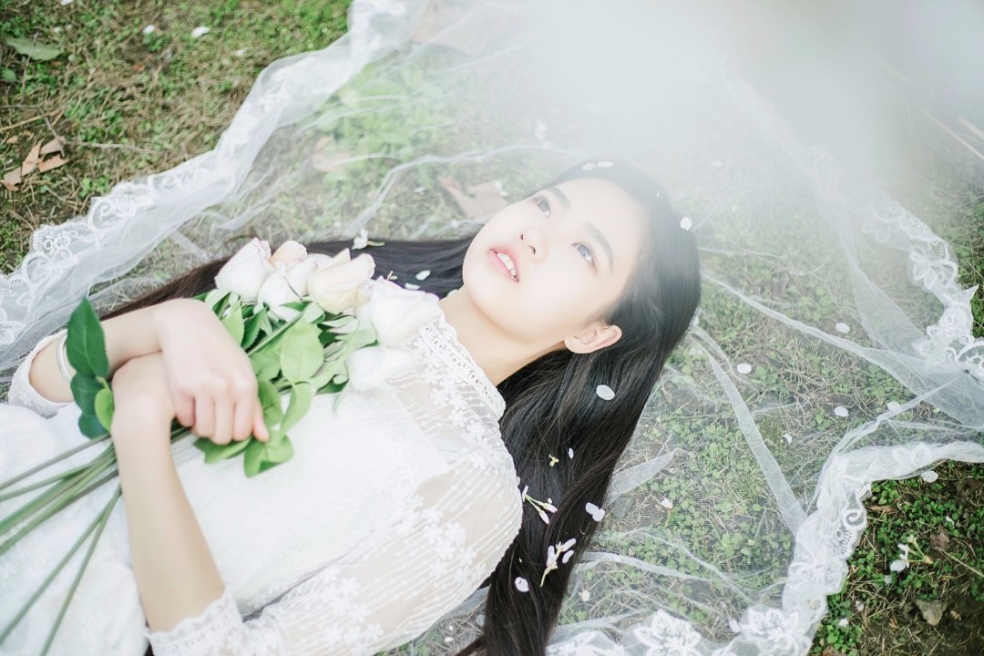 发量多简单又好看的头发造型教程,如何拍头发发丝好看