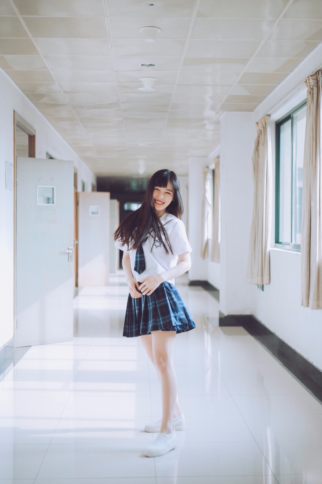 发量多简单又好看的头发造型教程,如何拍头发发丝好看