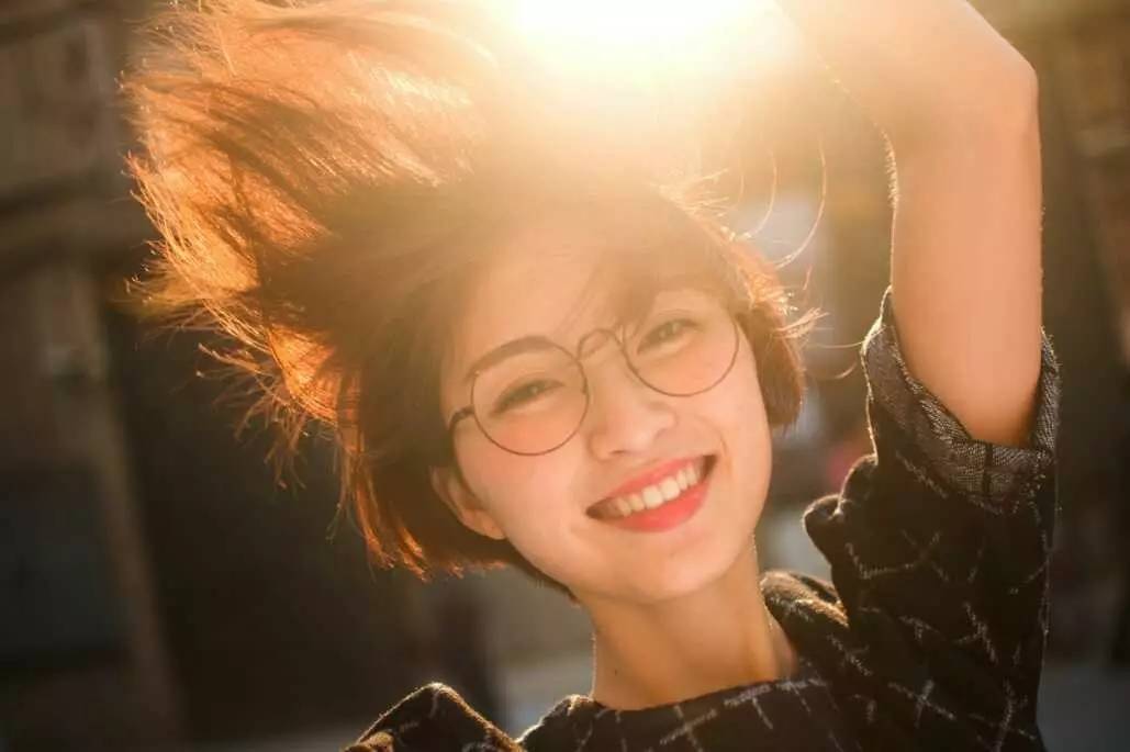 发量多简单又好看的头发造型教程,如何拍头发发丝好看