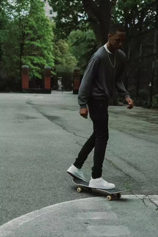 如果你觉得滑板鞋只有VANS和Nike的话，那我现在想教你做人了