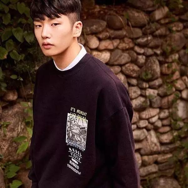 单眼皮小眼睛高鼻梁男生发型,单眼皮小眼皮男生发型