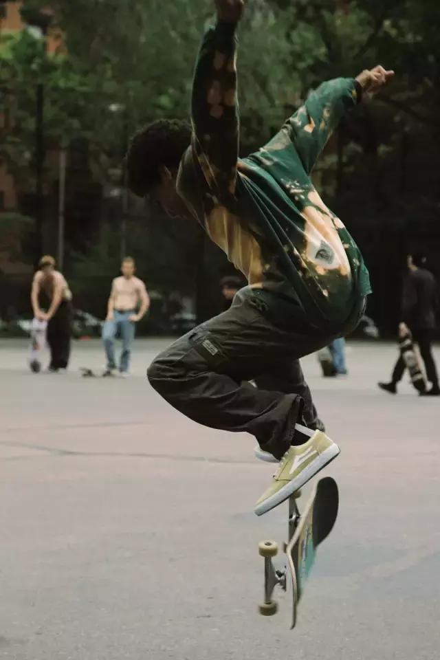 如果你觉得滑板鞋只有VANS和Nike的话，那我现在想教你做人了