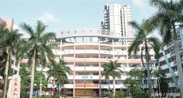 他捐了几百所学校，自己在香港每月开支不过几千元