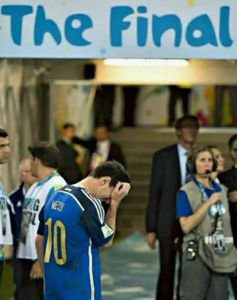 你所爱的梅西有这样一段爱情：最好的爱情莫过于，9岁我为你钟情，30岁你为我披上嫁衣