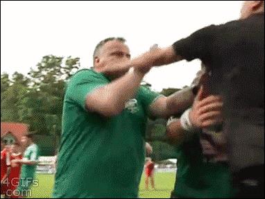 假摔，他们是认真的！下面请欣赏绿茵影帝们的精彩个人秀！