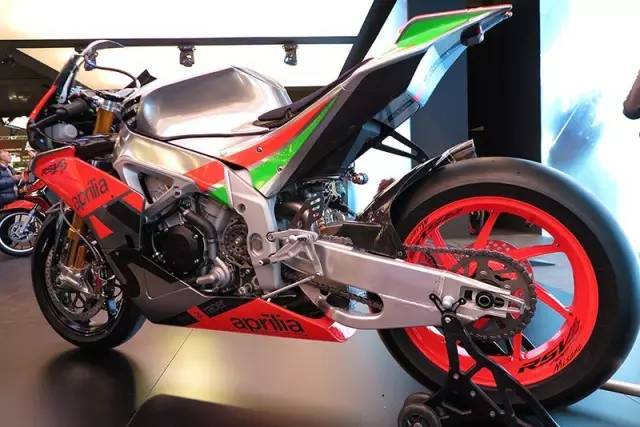 rsv4街车和跑车,新款rsv4赛道测评