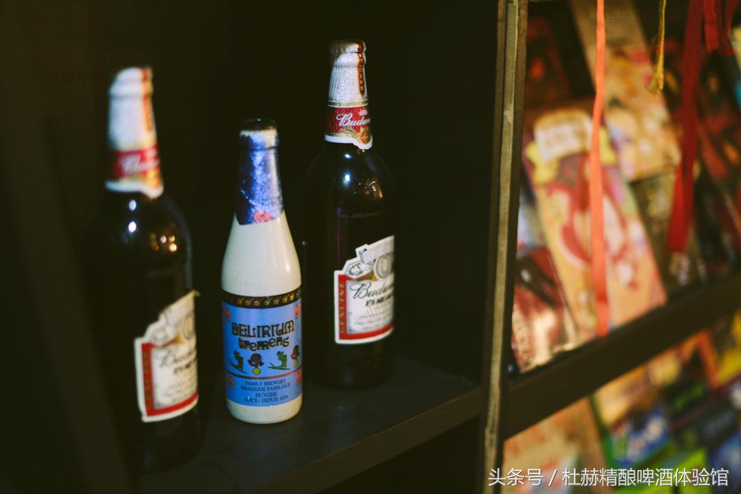 逃亡酒吧有温婉纯真的纳西族姑娘，有橙黄温暖的钨丝小吊灯，还有的，便是那陪伴旅者多年的民谣吉他