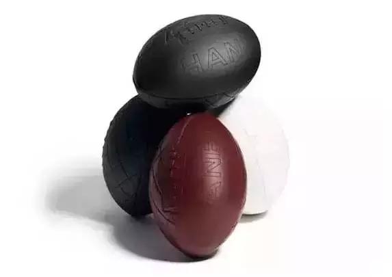 Prada卖185美刀的回形针被群嘲，那你让LV、爱马仕、superme怎么办？